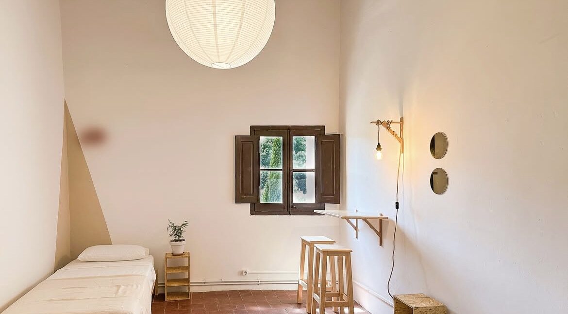 Interior reformado de la masía