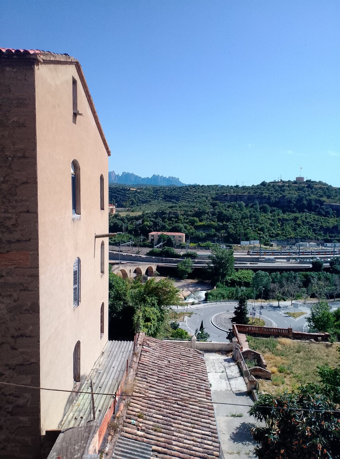 Vistas hacia el Pont Vell y Montserrat