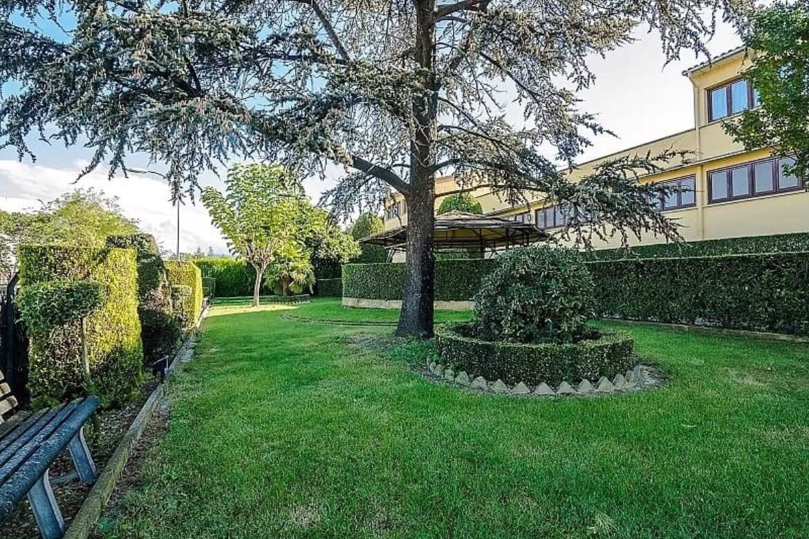 Jardín con cenador del conjunto